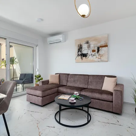 Natura Apartment-new Modern With View & Two Free Parking Spaces-10 Min Walk To Old Town 公寓 特罗吉尔