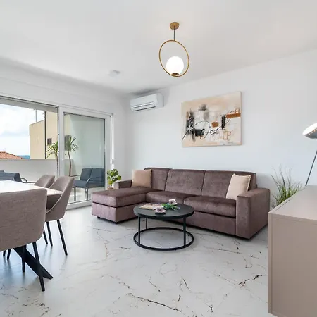 Natura Apartment-new Modern With View & Two Free Parking Spaces-10 Min Walk To Old Town شقة *